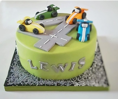 Verjaardagstaart bekleed met rolfondant. - Afbeelding 4