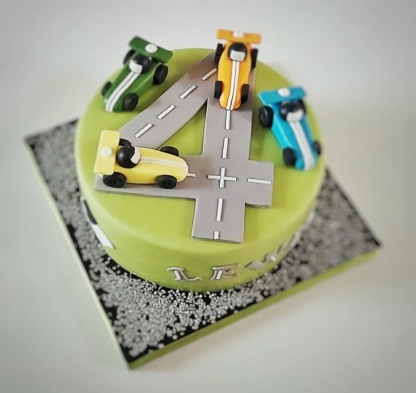 Verjaardagstaart bekleed met rolfondant. - Afbeelding 2