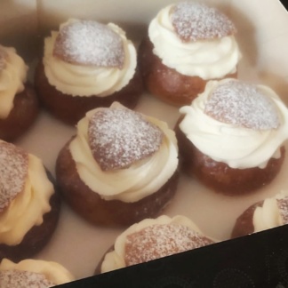 Semlor gevulde Zweedse koffiebroodjes. Negen in een taartdoos