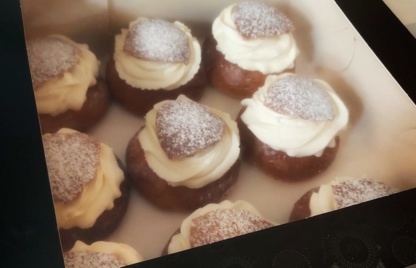 Semlor gevulde Zweedse koffiebroodjes. Negen in een taartdoos