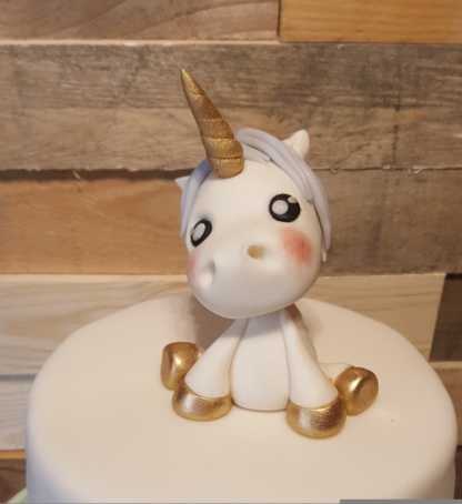 Verjaardagstaart bekleed met rolfondant. - Afbeelding 3
